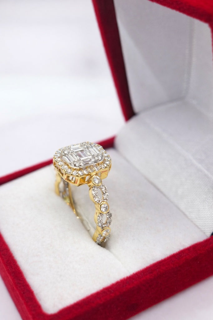 14KT ELEGANT SQUARE DESIGN NATURALS DIAMONDS WOMAN'S RING Size 7.5 Weigth
