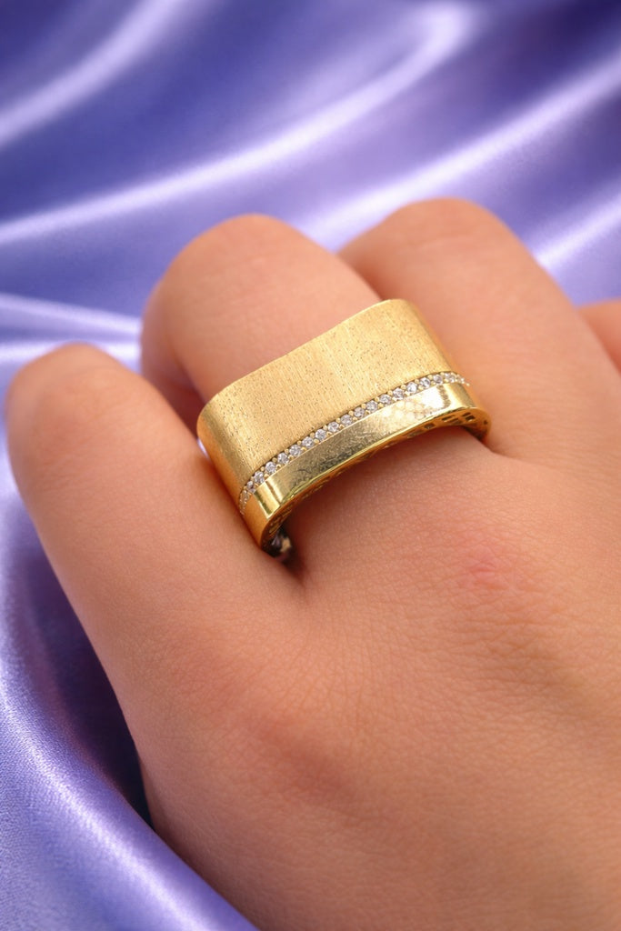 10KT ELEGANT NEVADA DESIGN CZ DETAIL RING Size 9 Weight 5.1GR