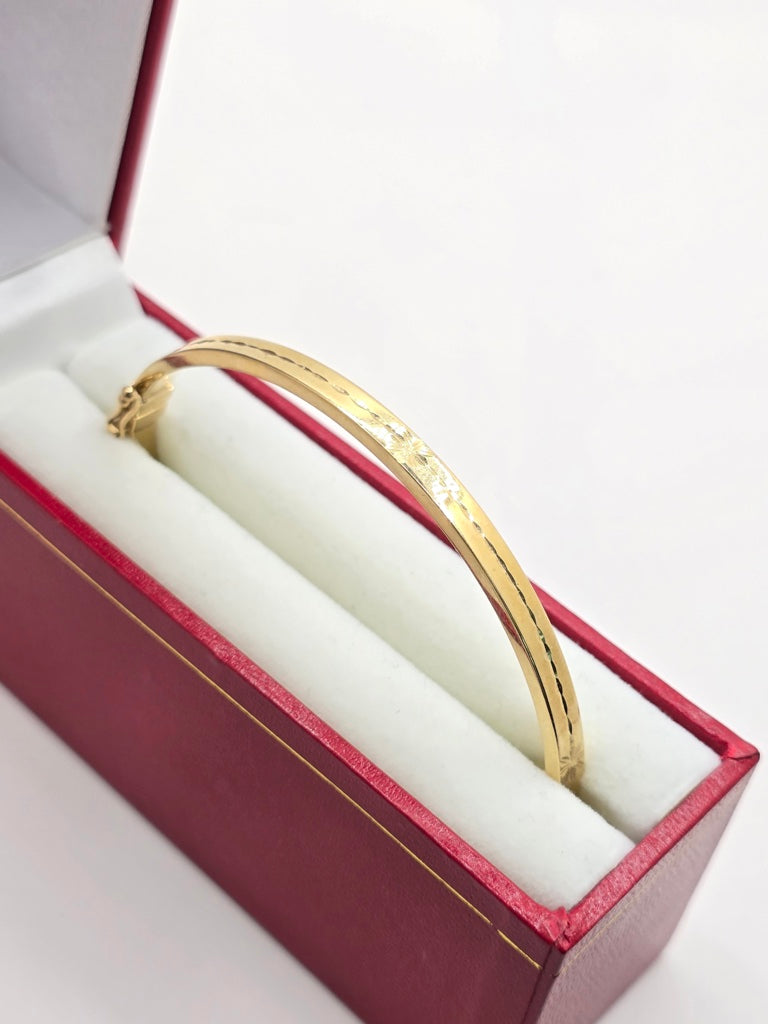 10KT  PLAIN WITH SMALL  ASTERISK DETAIL BANGLE Weight 6.7GR