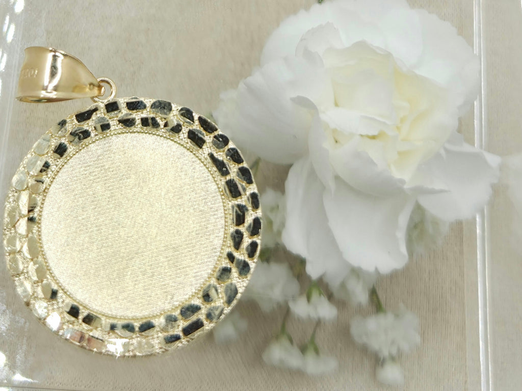 10KT NUGGET FRAME ROUND MEMORIAL PENDANT Weight 5.3GR