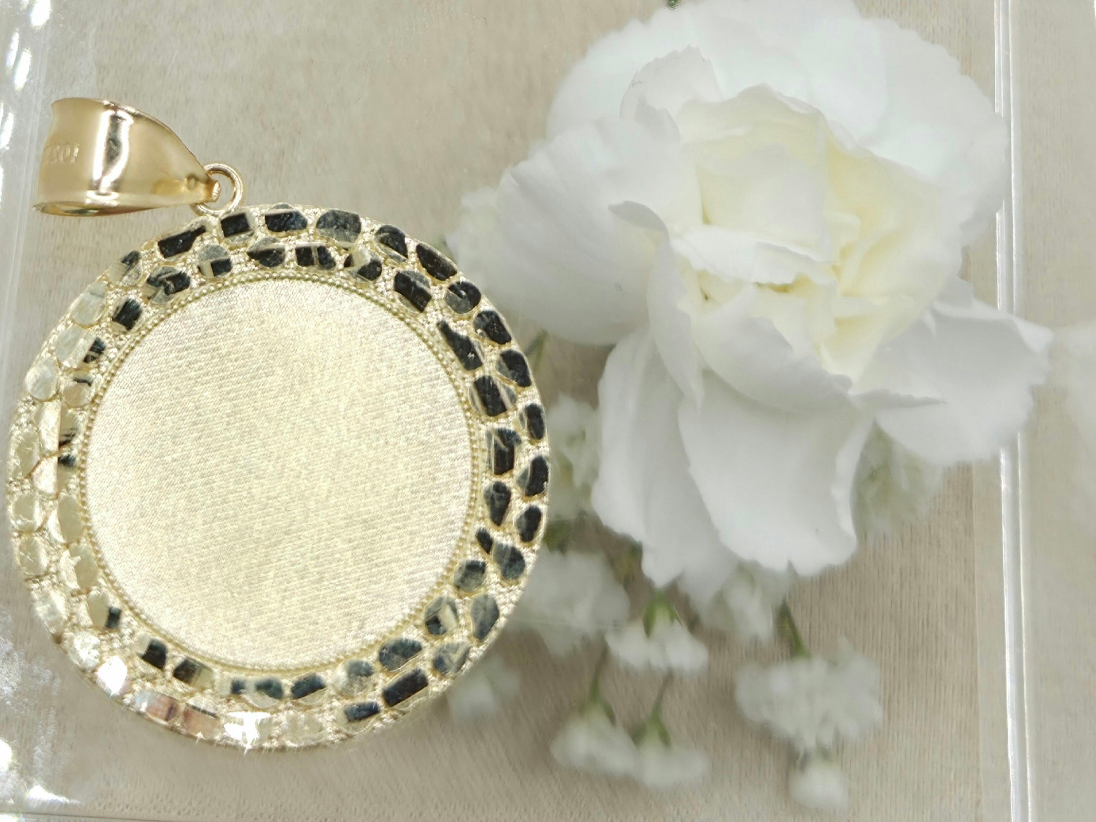 10KT NUGGET FRAME ROUND MEMORIAL PENDANT Weight 5.3GR