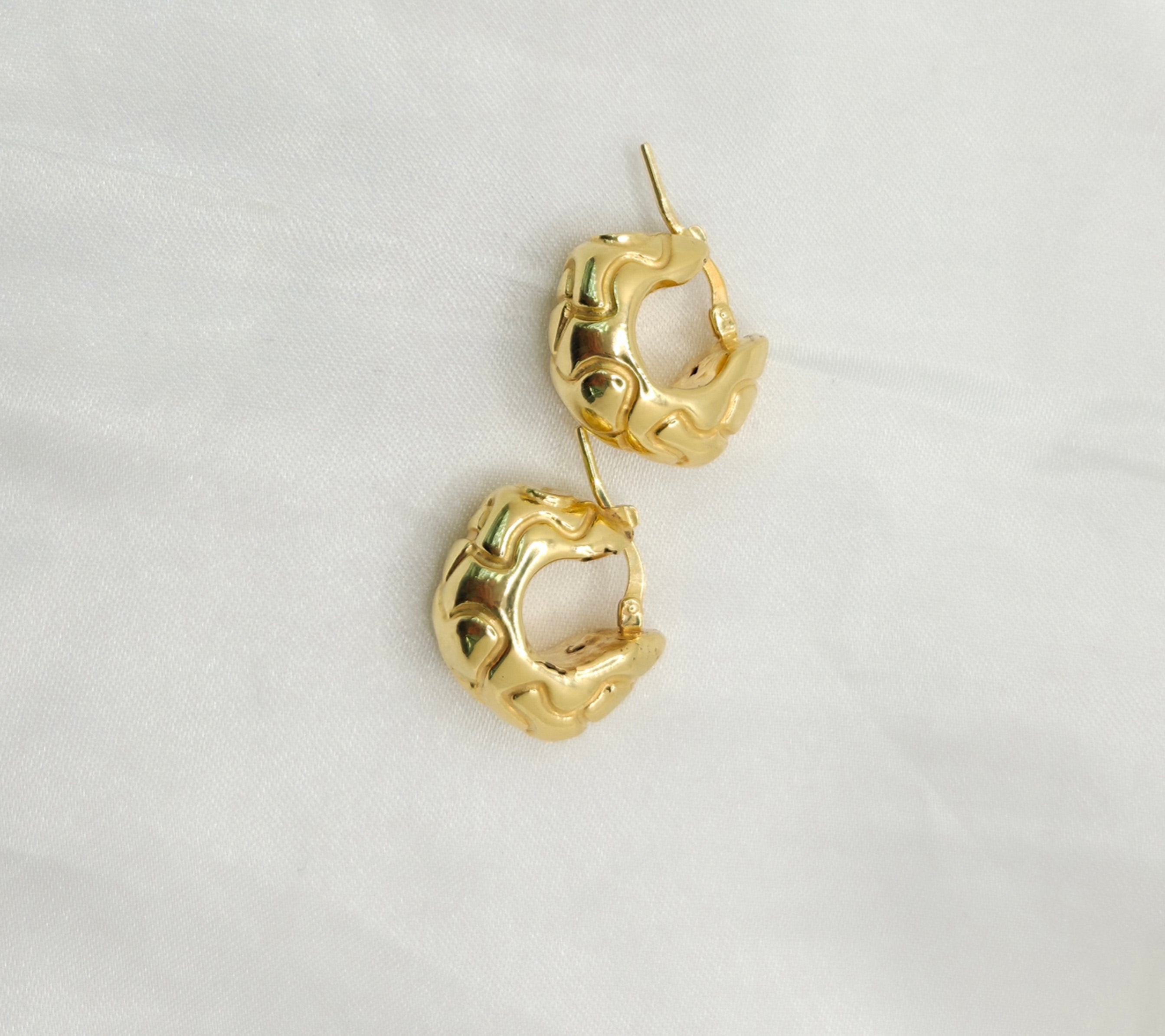 10KT SMALL SILHOUETTE DETAIL GEOMETRIC HOOPS EARRINGS Weight 3.8GR