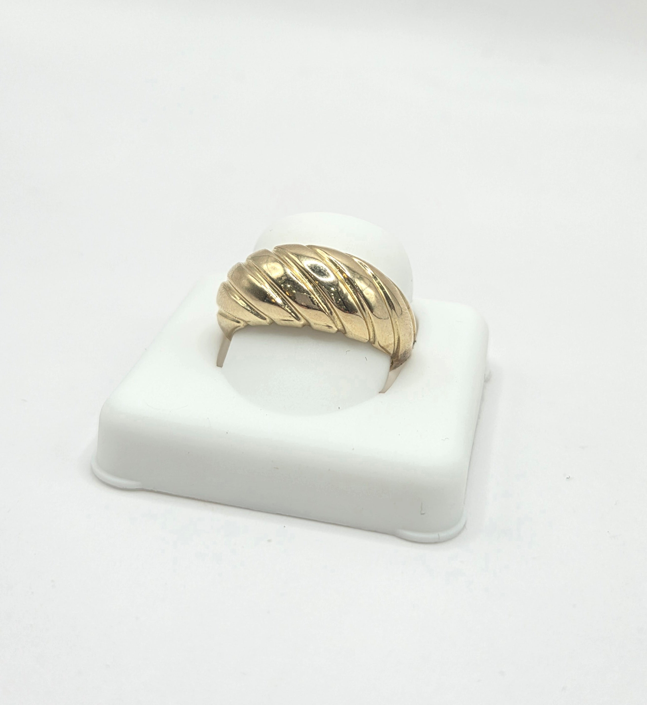 10KT DELICATE SHELL DESIGN WOMAN'S RING Size 7-8 Weight 2.3GR