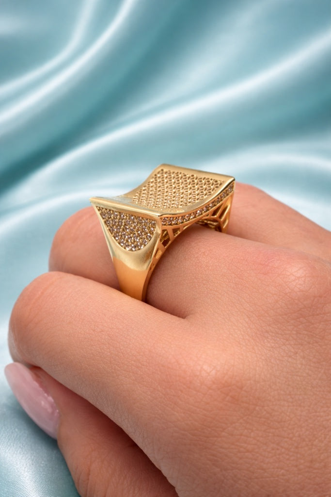 10KT ASYMMETRIC SQUARE ELEGANT RING Size 9 Weigth 4.2GR