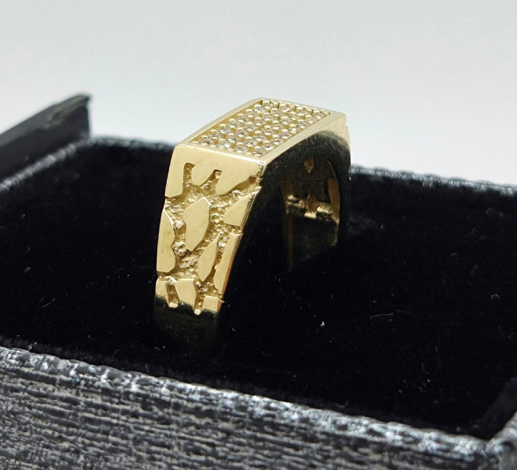10KT CZ NUGGETS DETAIL SMALL RECTANGULAR MEN'S RING Size 10 Weight 3.9GR