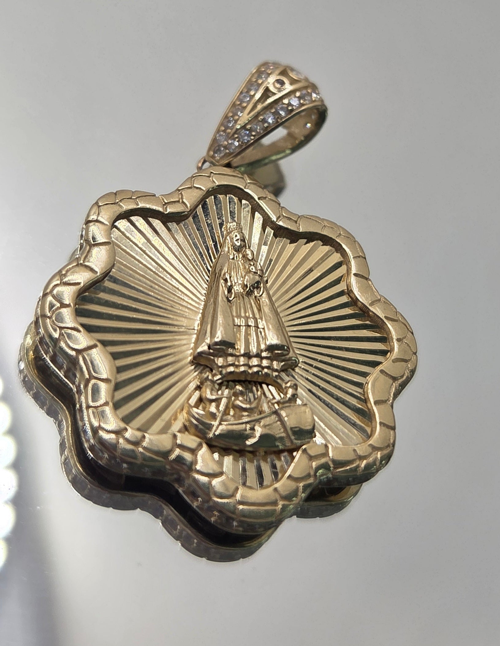 10KT FLOWER VIRGEN DE LA CARIDAD PENDANT Weight 4GR