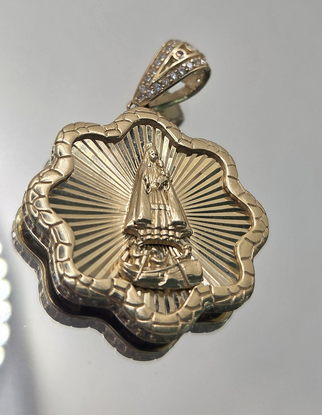 10KT MEDIUM FLOWER VIRGEN DE LA CARIDAD PENDANT Weight 6.8GR