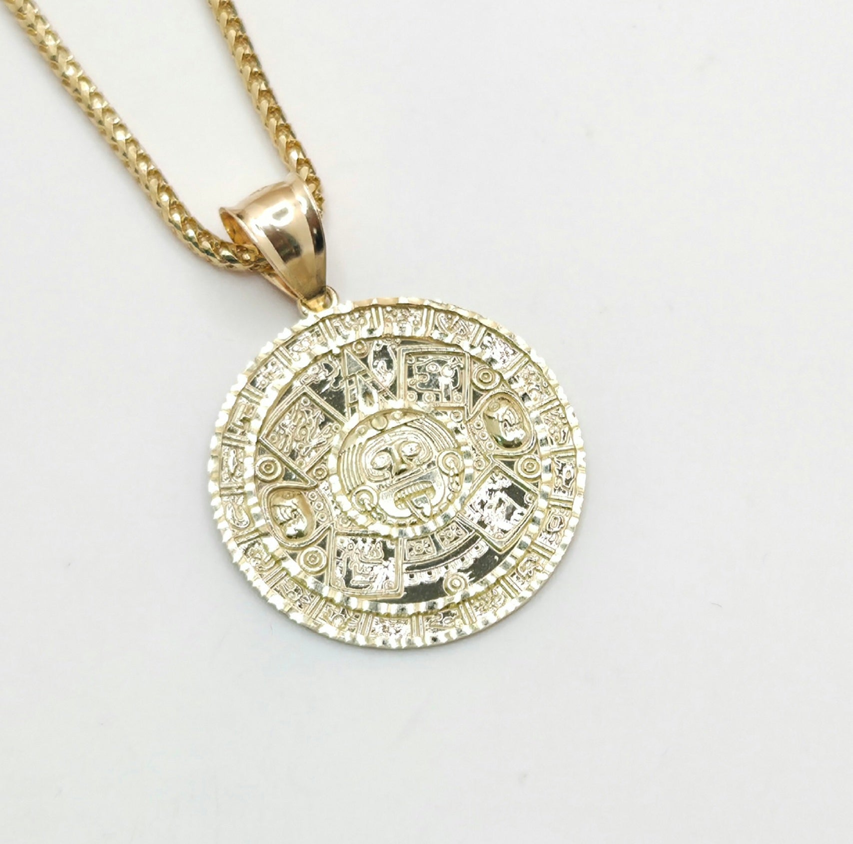 10KT MEDIUM ROUND MAYAN CALENDAR Weight 3.8GR