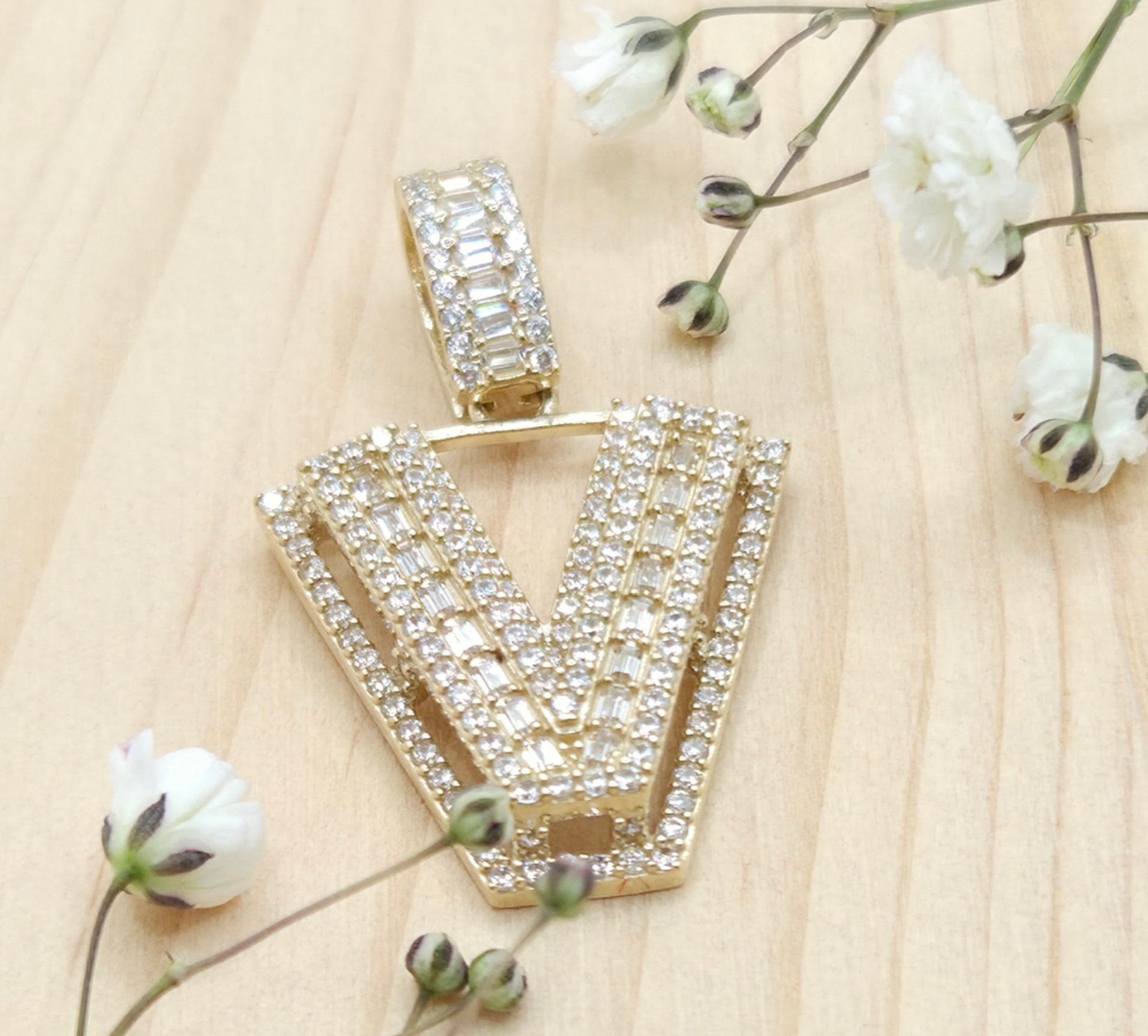 10KT MEDIUM CZ "V" LETTER PENDANT Weight 5.4GR
