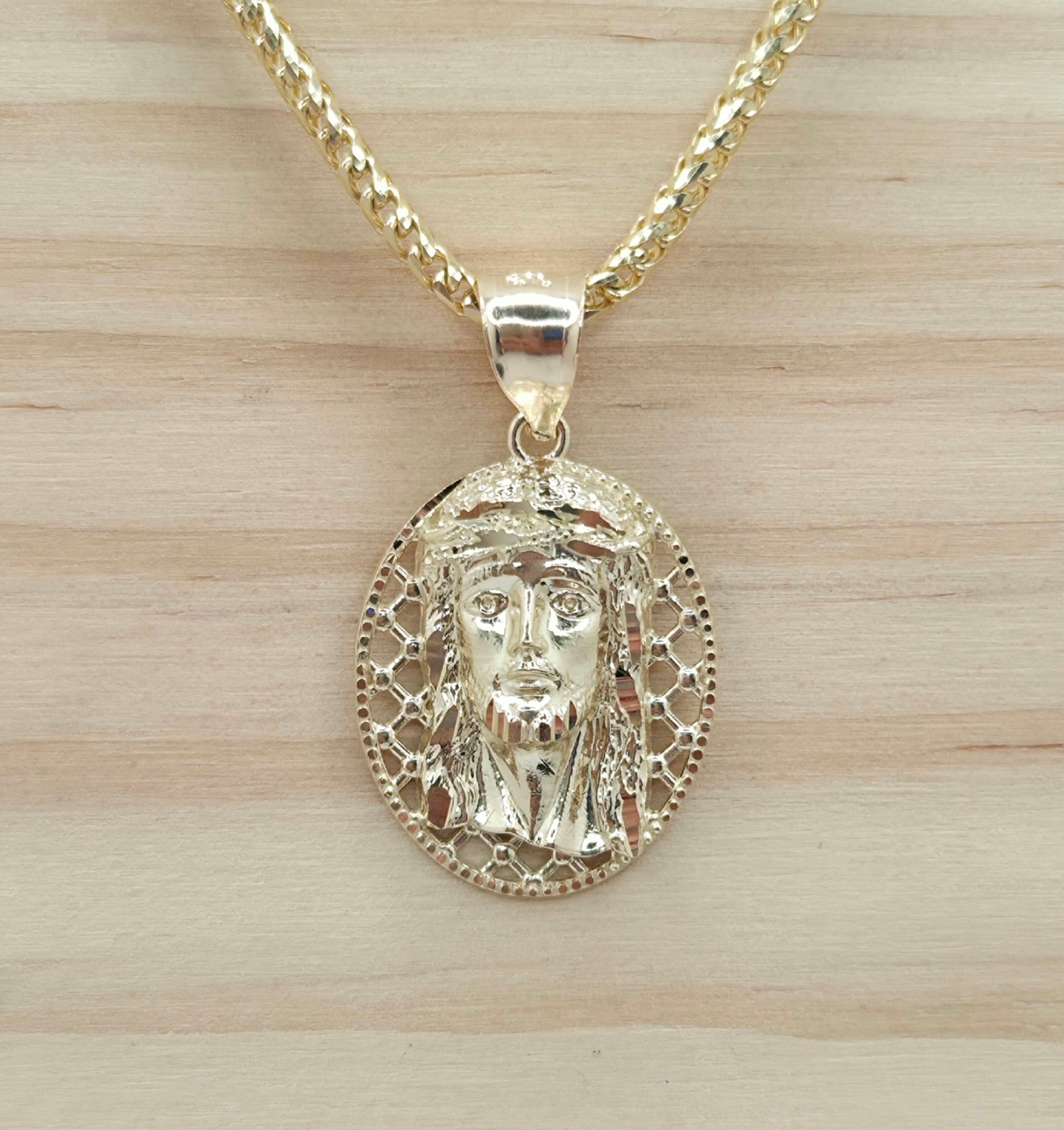 10KT SMALL OVAL NET BACKGROUND JESUS FACE Weight 1.9GR