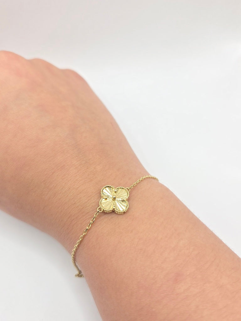 10KT GOLDEN LARGE SINGLE CLOVER BRACELET  Size 7inch Weigth 2.3gr