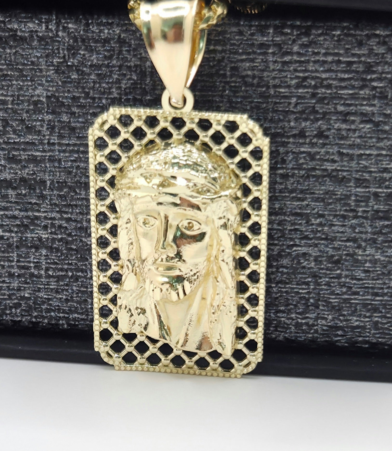 10KT MEDIUM RECTANGULAR NET BACKGROUND JESUS FACE Weight 3.8GR