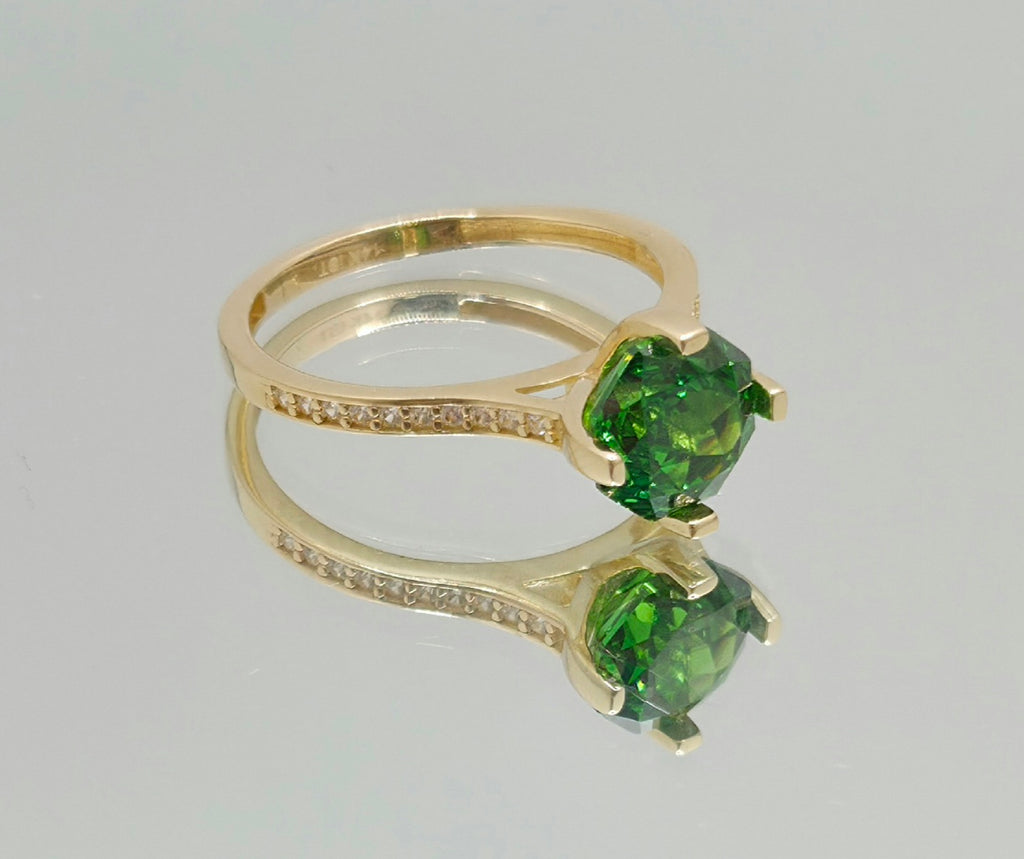14KT DELICATE GREEN STONE PROMISE RING Size 8 Weight 3GR