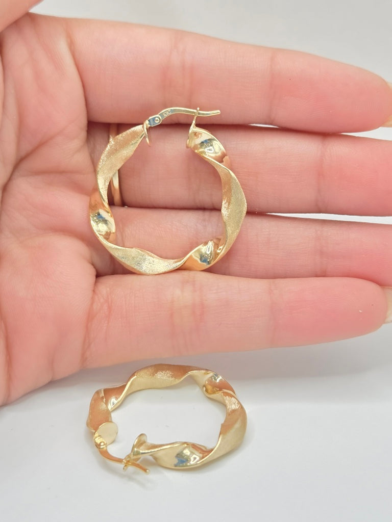10KT NEW STYLE CROOKED ELEGANT HOOPS EARRINGS Size 3 Weigth 2.8GR