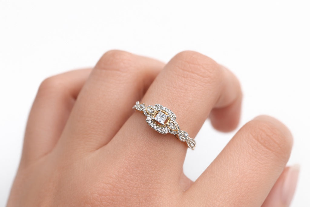 10KT  DELICATE SQUARE DIAMOND PROMISSE RING Size 7/ 0.33CT Weigth 1.8GR