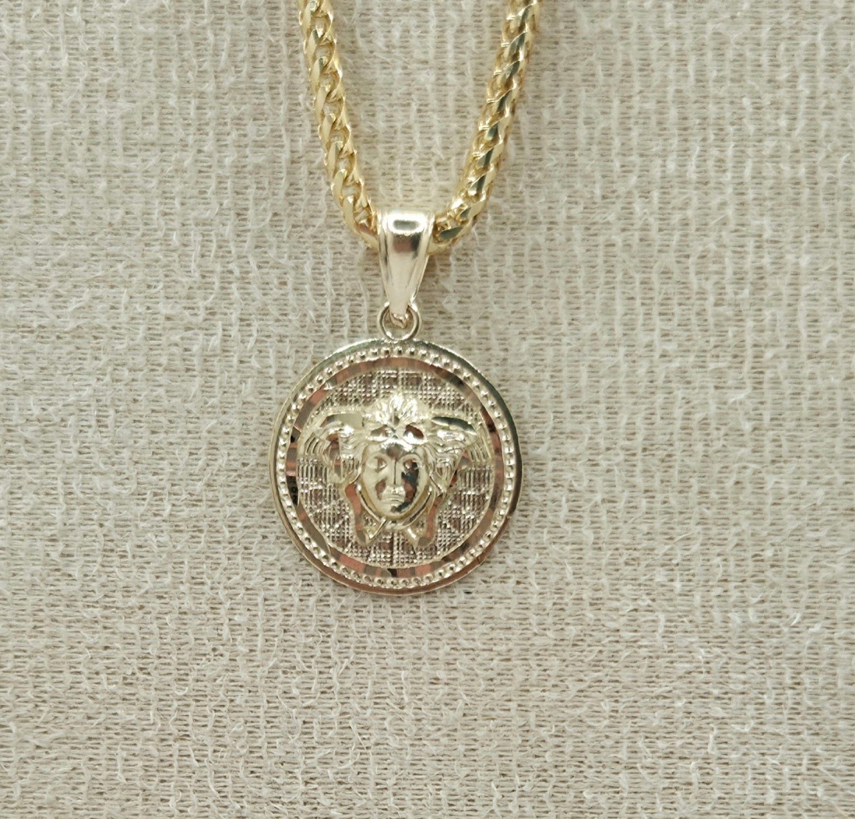 10KT EXTRA SMALL ROUND MEDUSA PENDANT Weight 1.2GR