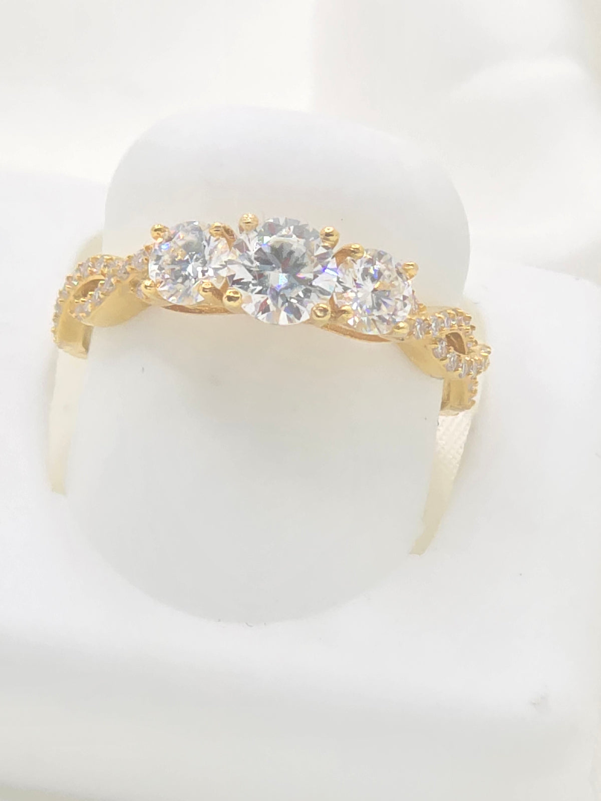 14KT YG ROUND BRILLIANT PAST PRESENT ANS FUTURE MOISSANITE 1CT RING Size 7 Weight 2.1 GRS