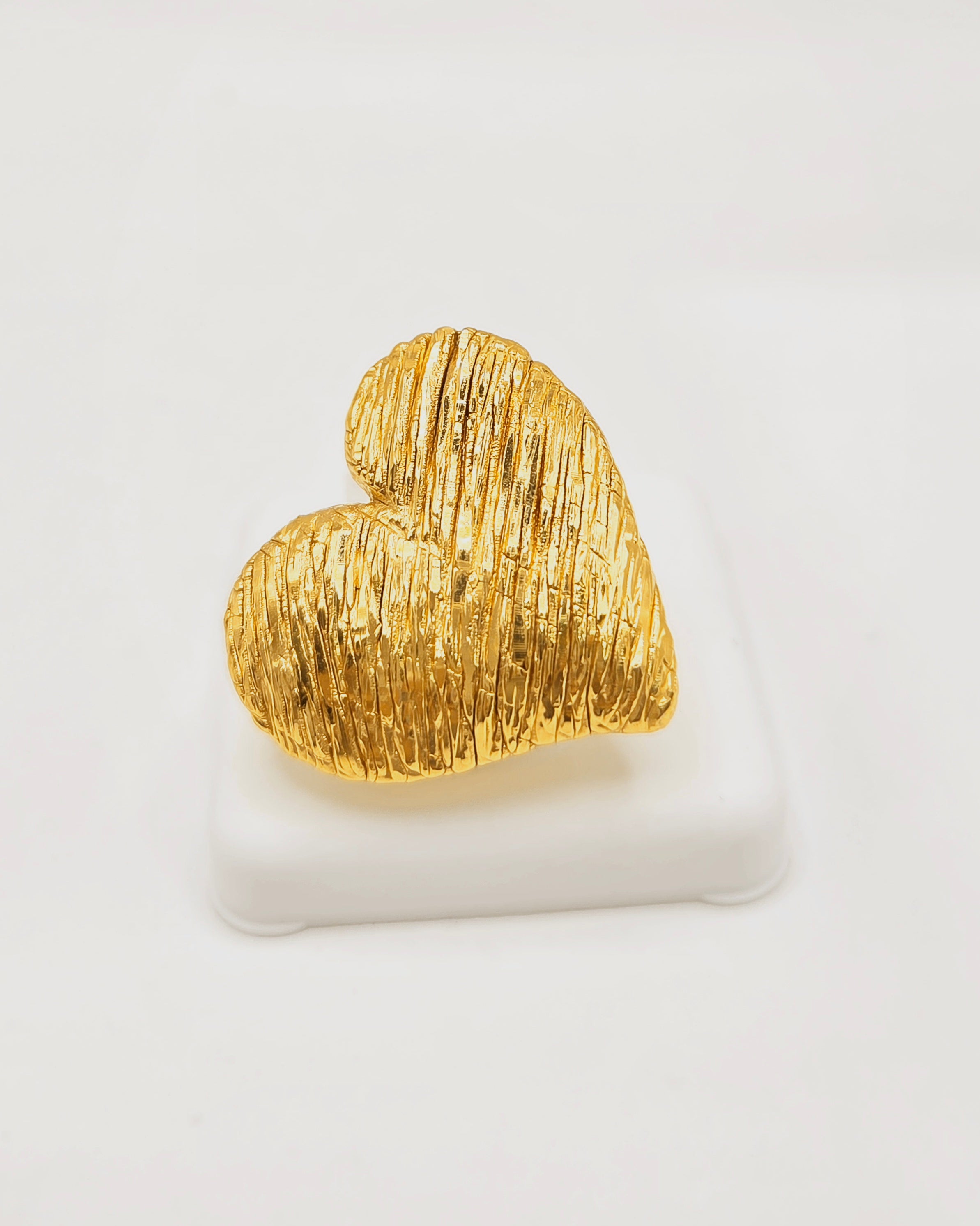 14KT EXOTIC HEART RING Size 8 Weight 8.6GR