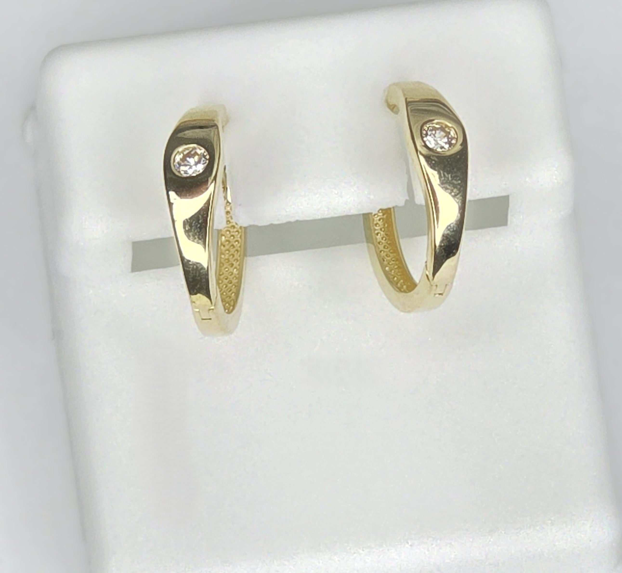 10KT ELEGANT STONE DETAIL HOOPS EARRINGS Size SMALL Weigth 1.5GR