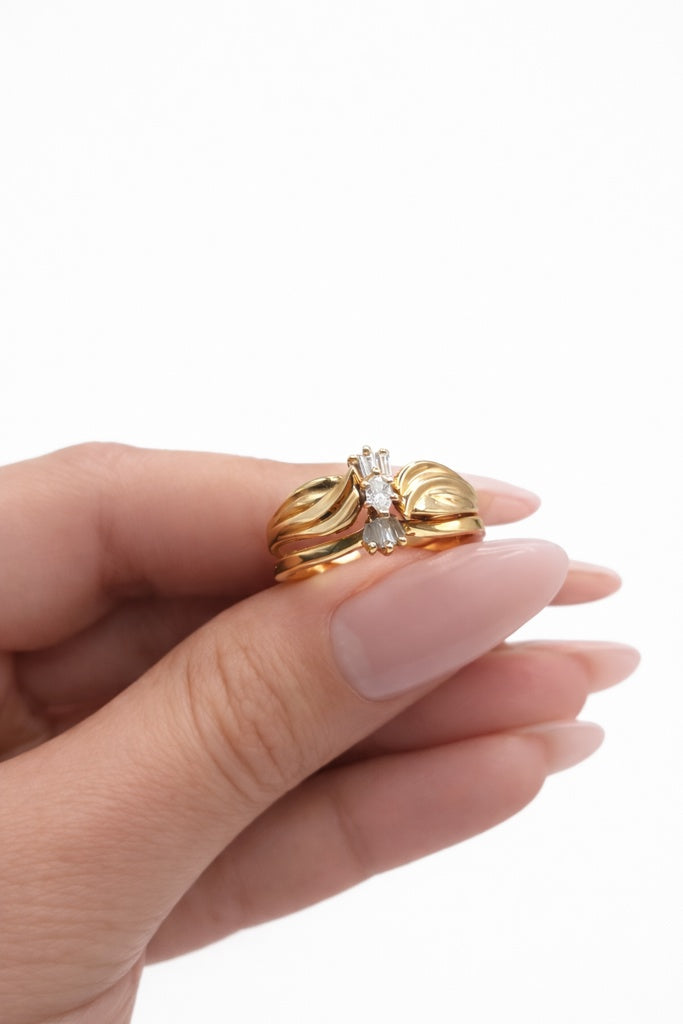 10KT  ELEGANT CLUSTER GROOVED DIAMOND ENGAGEMENT RING Size 9 Weigth 4.7GR