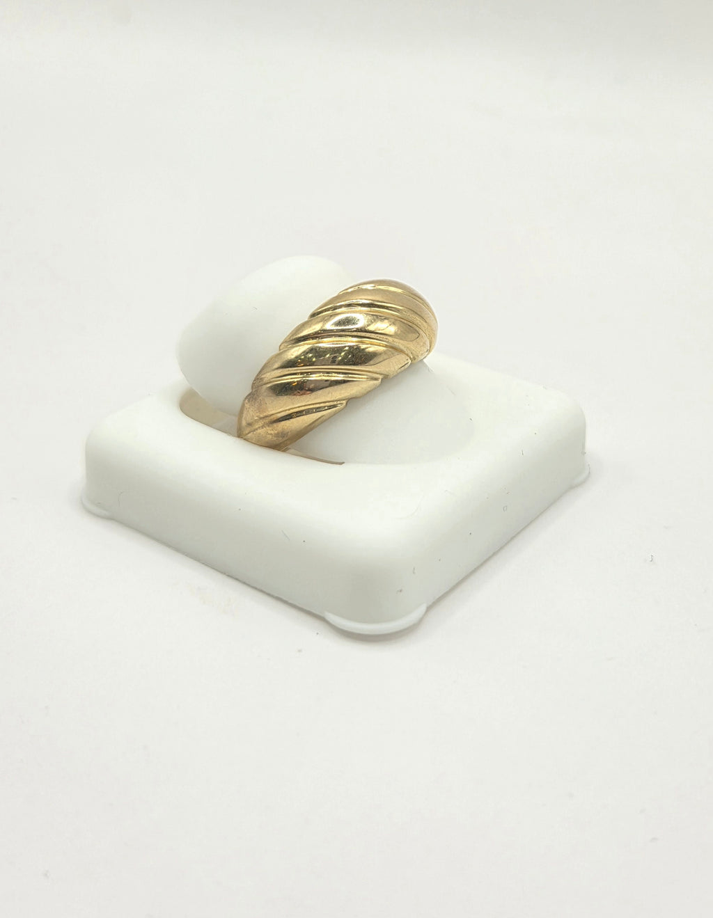 10KT DELICATE SHELL DESIGN WOMAN'S RING Size 7-8 Weight 2.3GR
