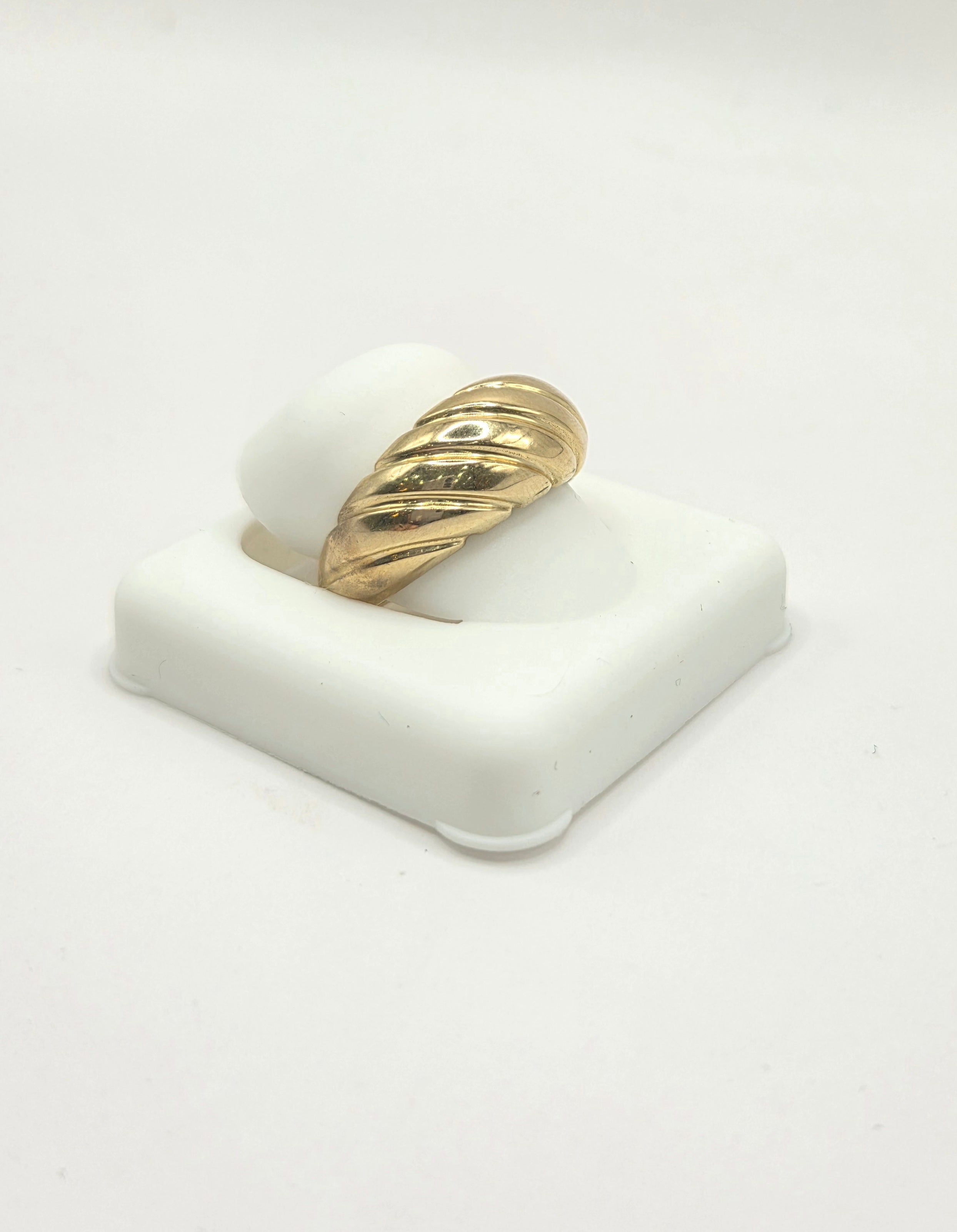 10KT DELICATE SHELL DESIGN WOMAN'S RING Size 7-8 Weight 2.3GR