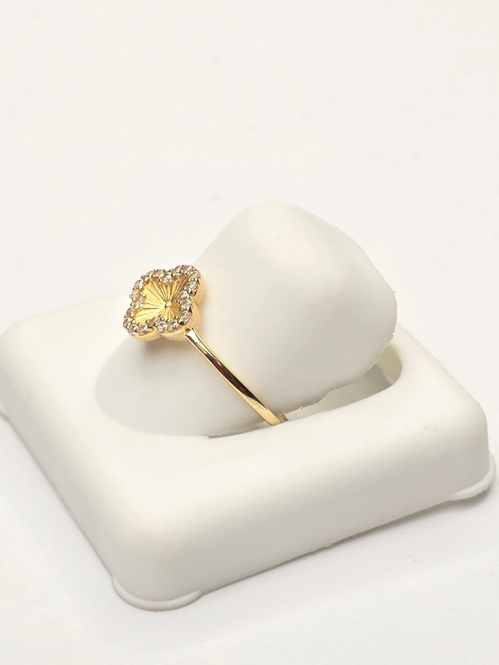 14KT EXTRA SMALL CZ GOLDEN CLOVER RING Size 7 Weigth 1.1GR