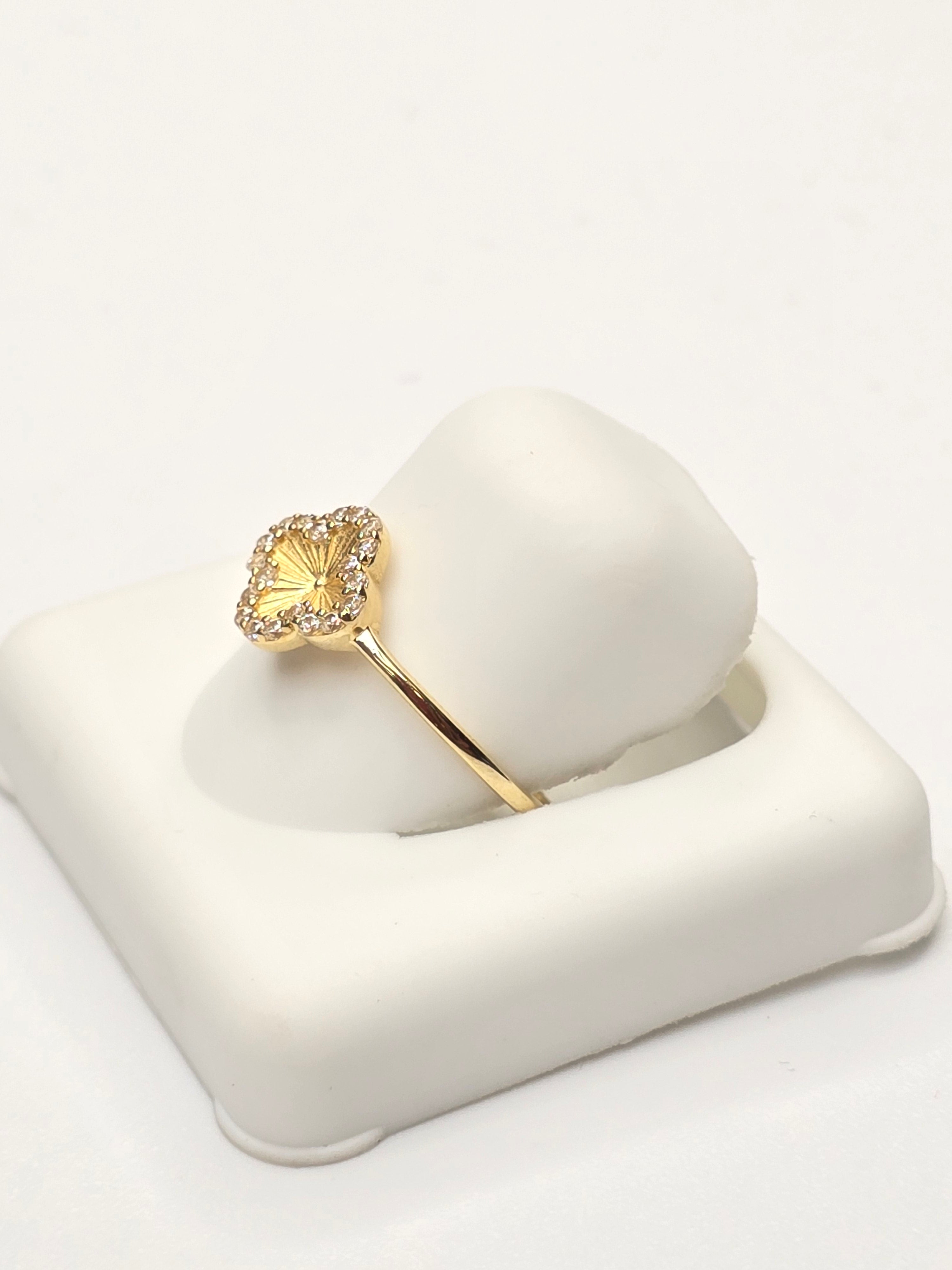 14KT EXTRA SMALL CZ GOLDEN CLOVER RING Size 7 Weigth 1.1GR