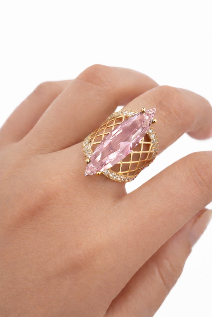 10KT NET BACKGRAIND PINK ALMOND STONE RING Size 7 Weight 6GR