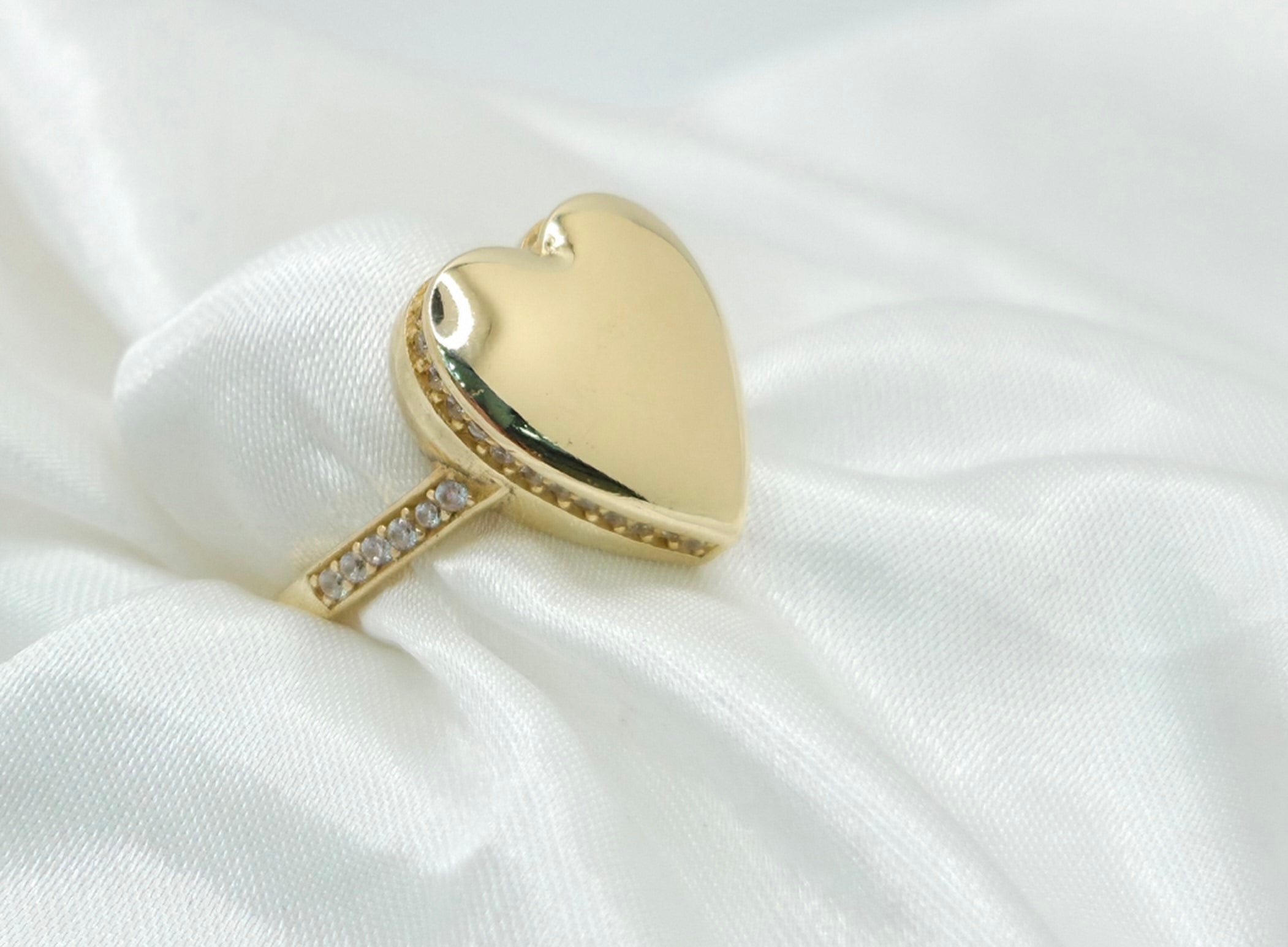 10KT CZ AROUND PLAIN HEART RING Size 6-7.5 Weight 3.1GR