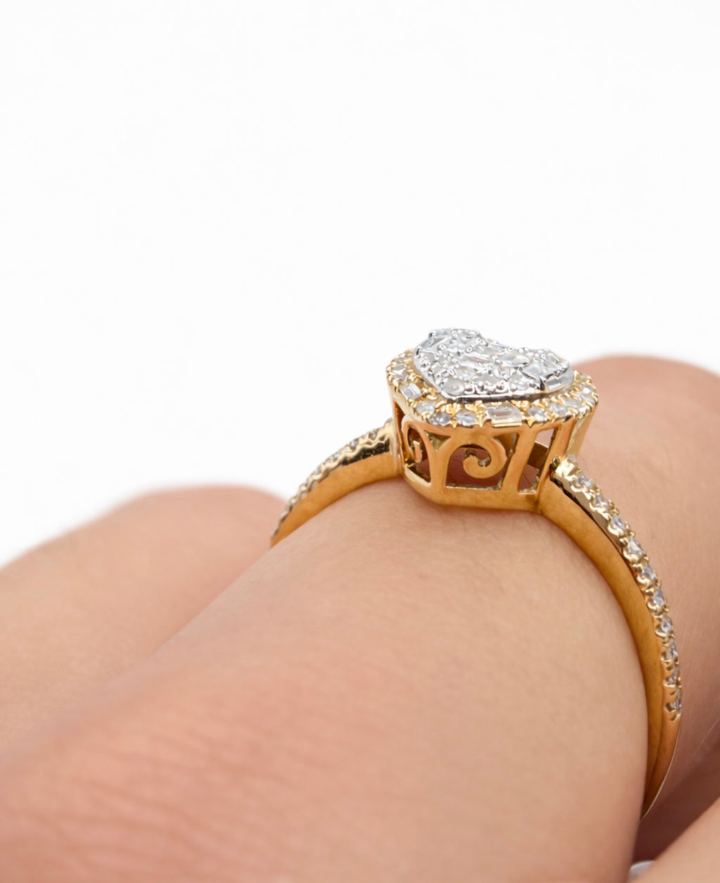 10KT YELLOW GOLD BAGUETTE HEART DIAMOND RING Size 7/0.35CT