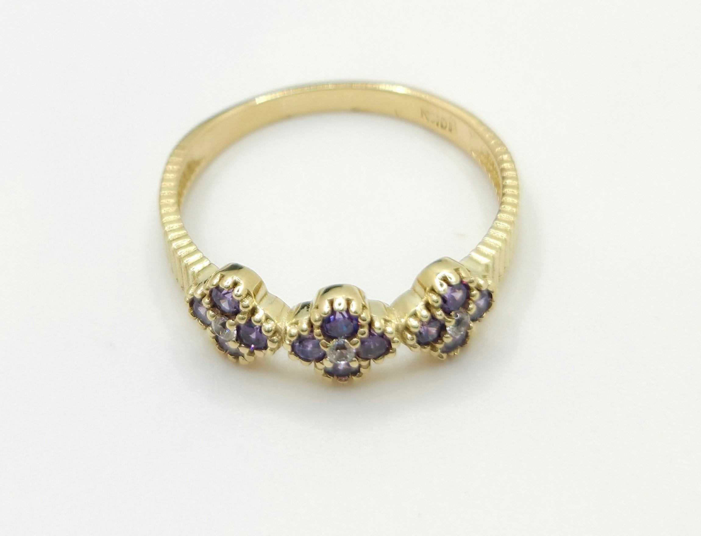 10KT PURPLE CZ SMALL FLOWERS RING Size 8 Weight 1.9GR