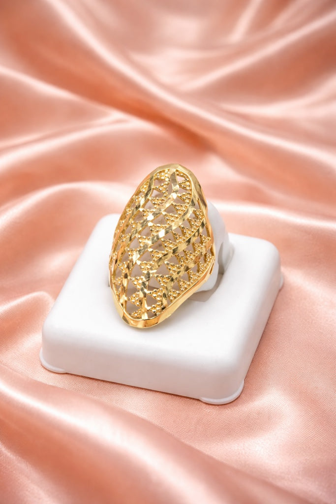 10KT MODERN ALMOND SHAPE DIAMOND CUT DETAIL RING Size 7.5-8-8.5 Weigth 3.8GR