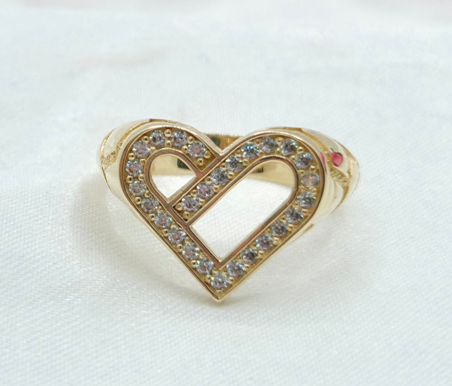 10KT MODERN SILHOUETTE HEART WITH ZIRCONIA RING Size 7 Weight 2.9GR