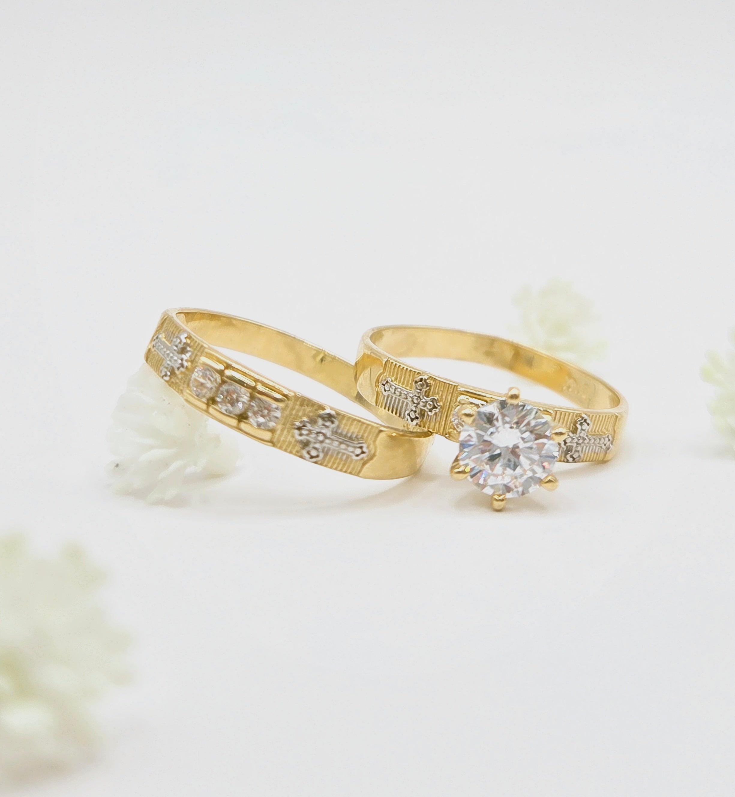 10KT SMALL CROSS DETAIL ENGAGEMENT WOMAN'S RING Size 8  Weigth 3.8GR