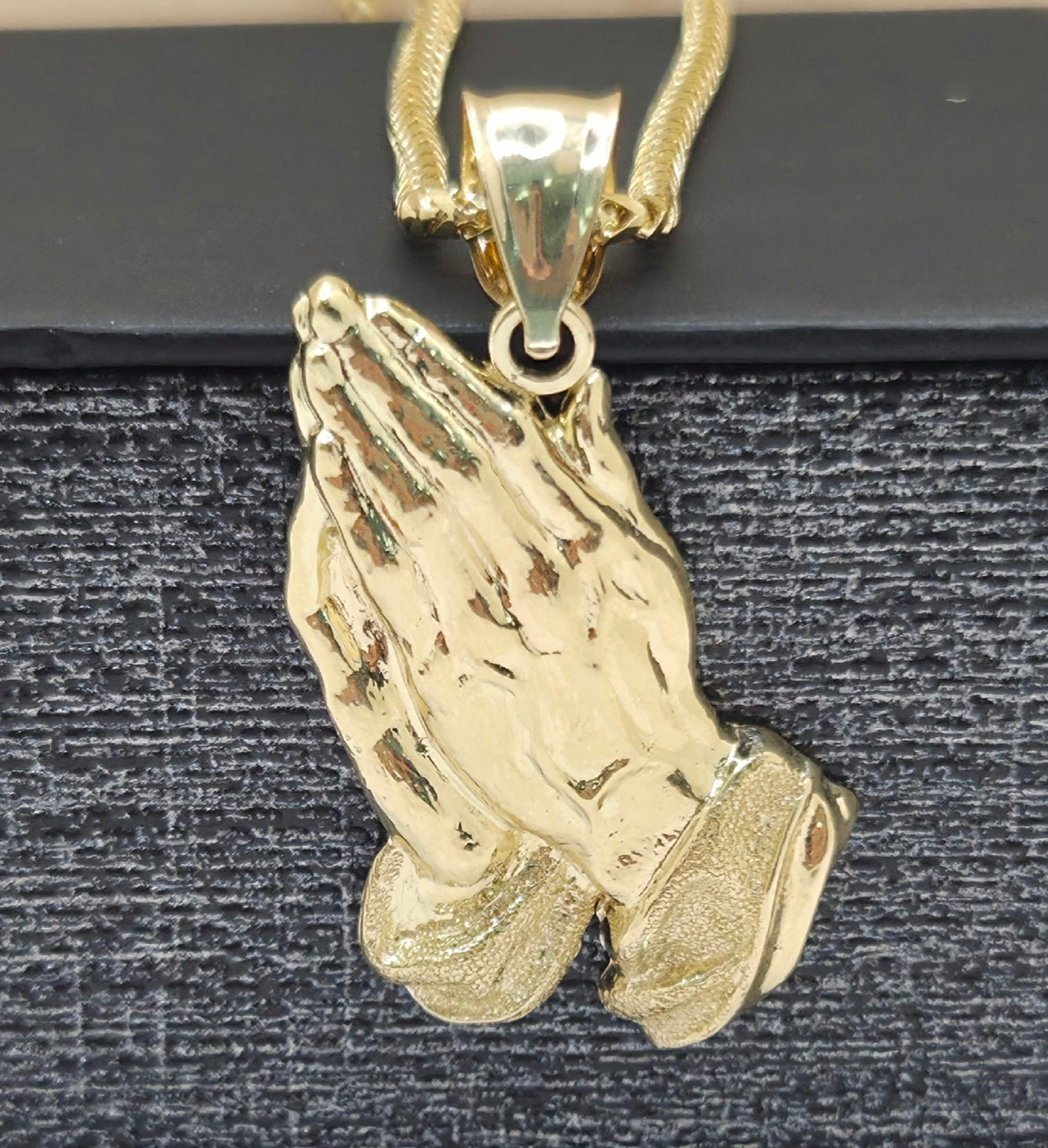 10KT MEDIUM PRAYING HANDS PENDANT Weight 3.6GR
