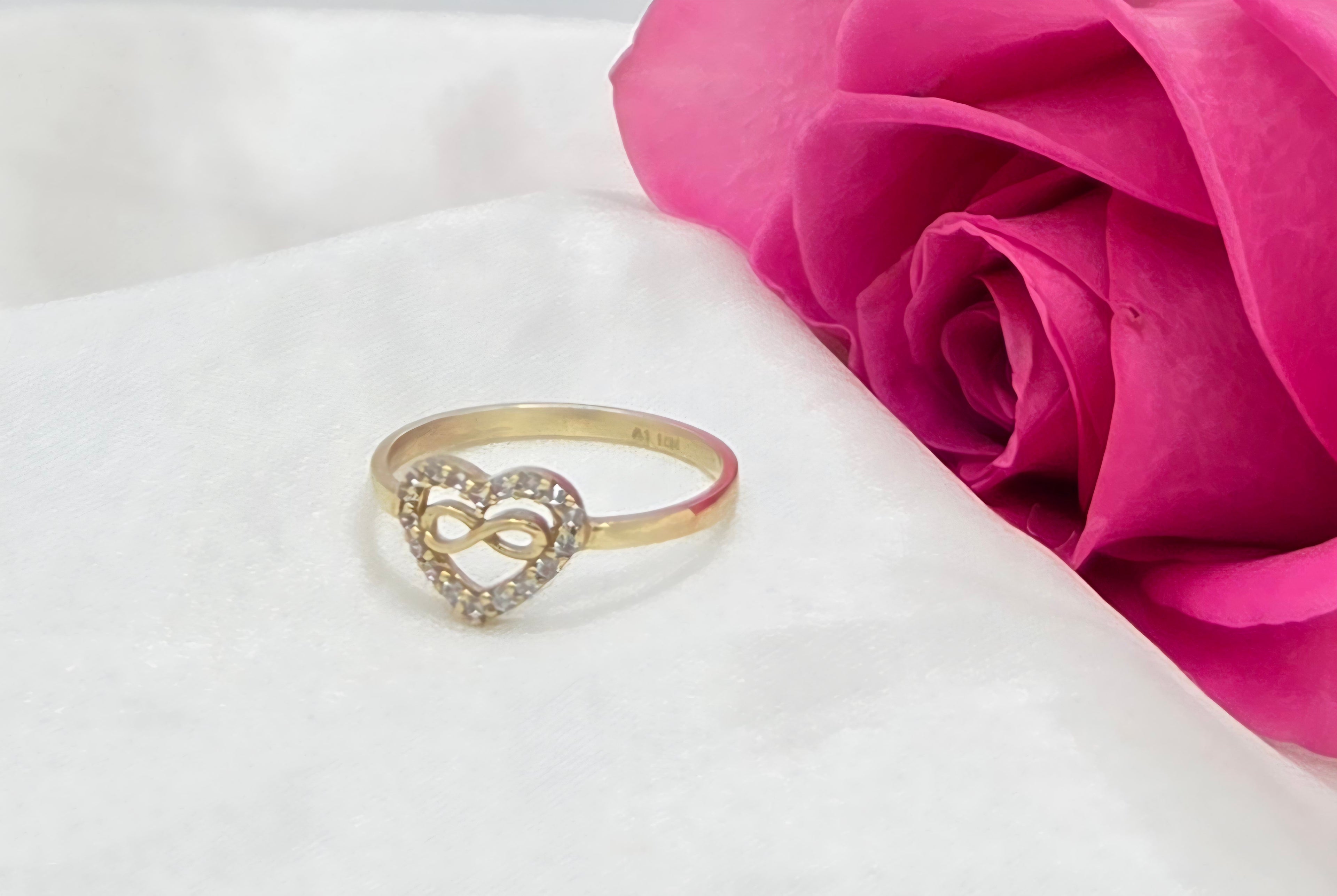 10KT SMALL CZ HEART WITH INFINITY INSIDE RING Size 6 Weight 1GR