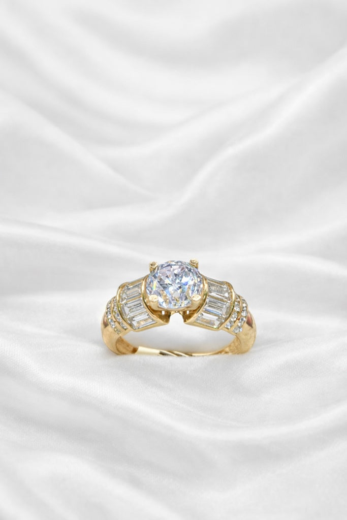 10KT ELEGANT ENGAGEMENT RING WITH BAGUETTE DETAILS SIZE 7.5 & 8 Weight 4.7GR