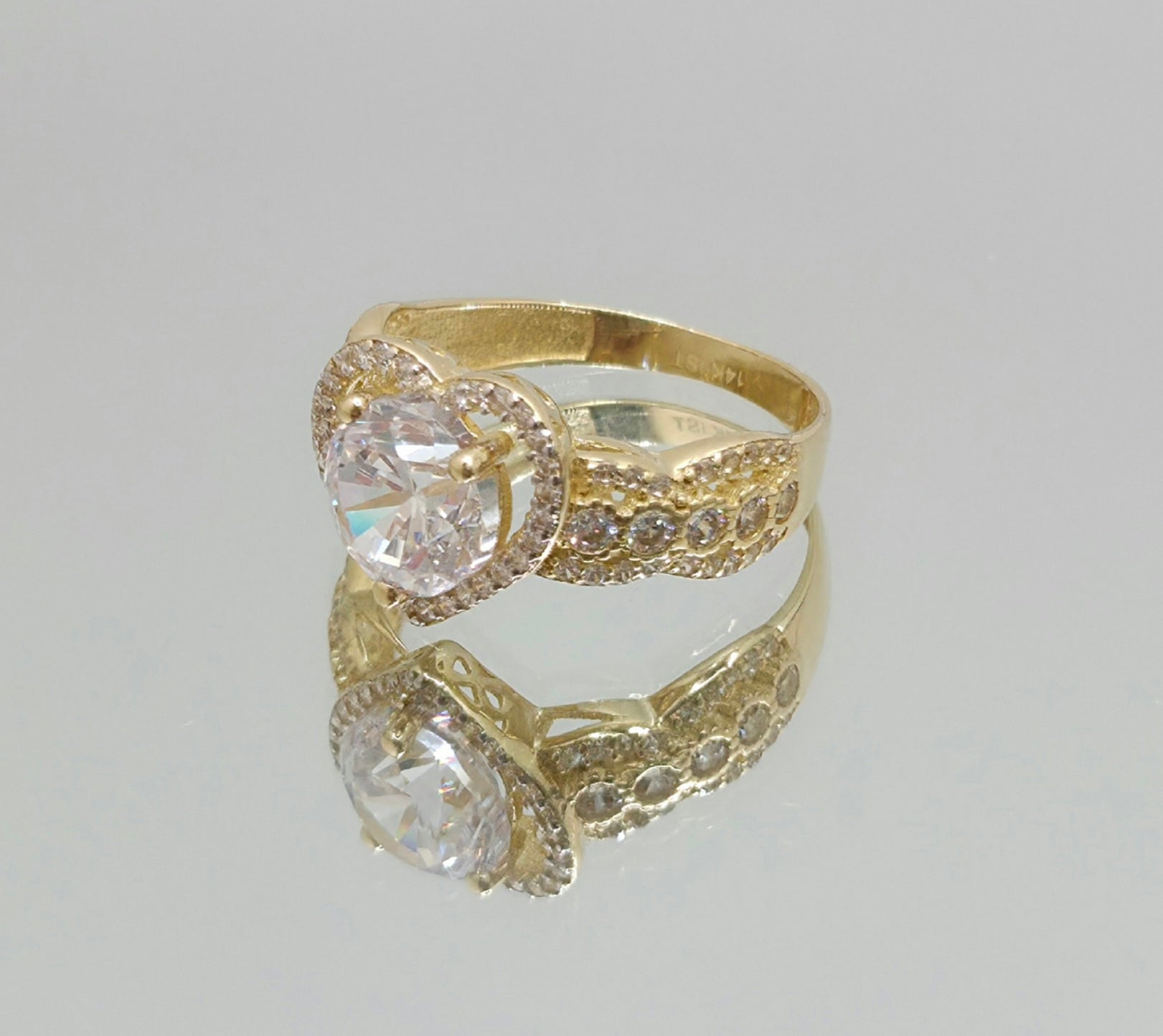 14KT WHITE STONE HEART RING Size 8 Weight 3.7GR