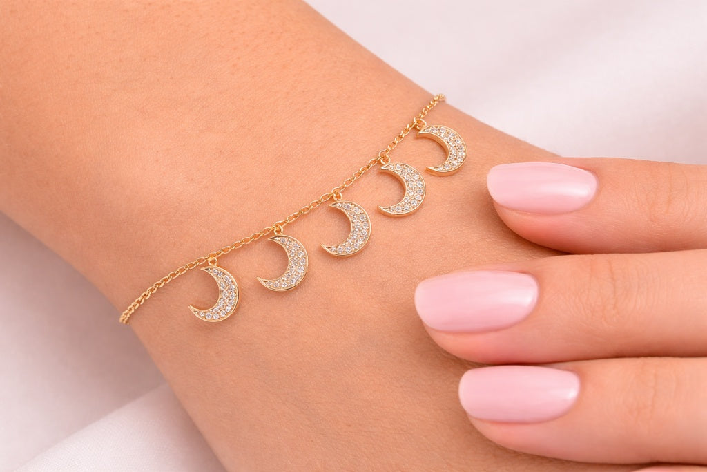 14KT YELLOW GOLD 5 MOON NATURAL DIAMOND BRACELET Size 7IN - 7.5IN Weigth 3.5GRS