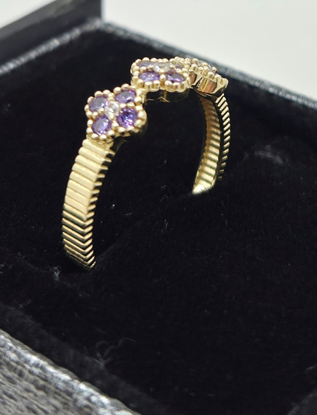 10KT PURPLE CZ SMALL FLOWERS RING Size 8 Weight 1.9GR
