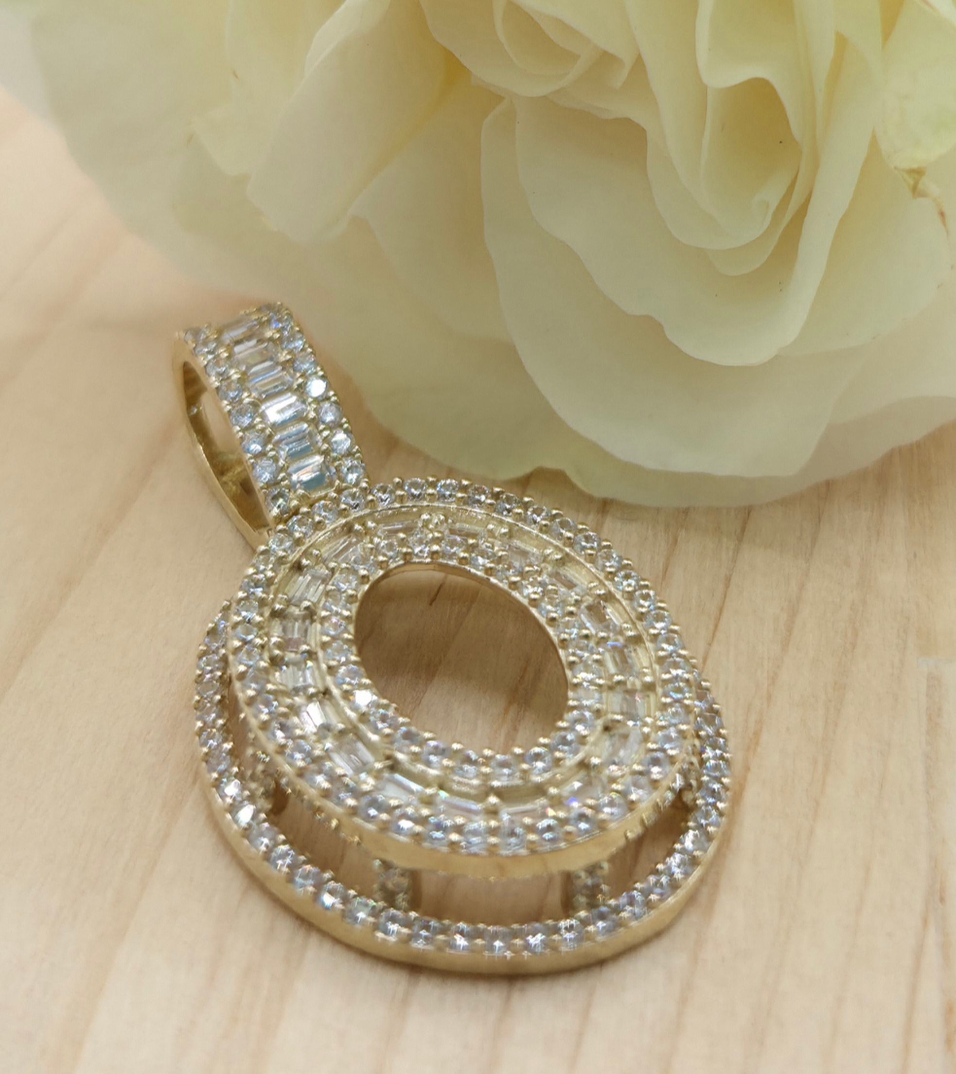 10KT SMALL CZ "O" LETTER PENDANT Weight 3.7GR