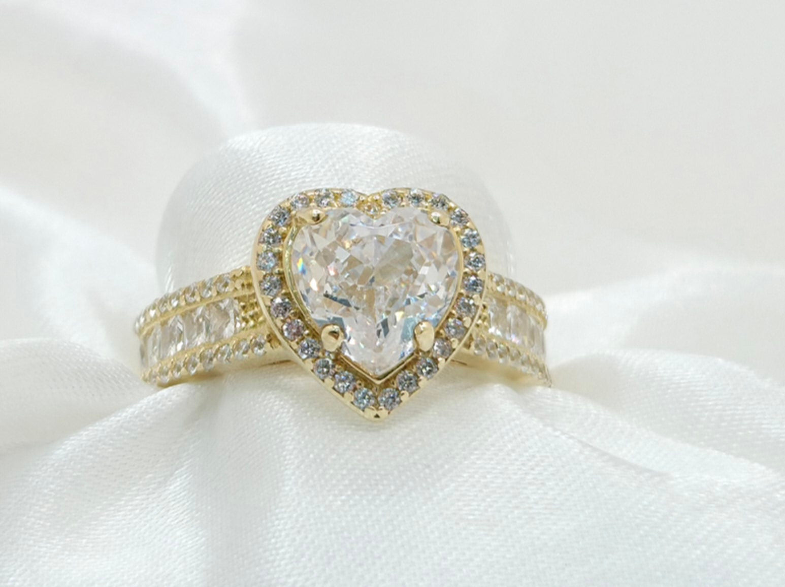 10KT WHITE STONE HEART WITH CZ DETAIL RING Size 7-8 Weight 3.6GR