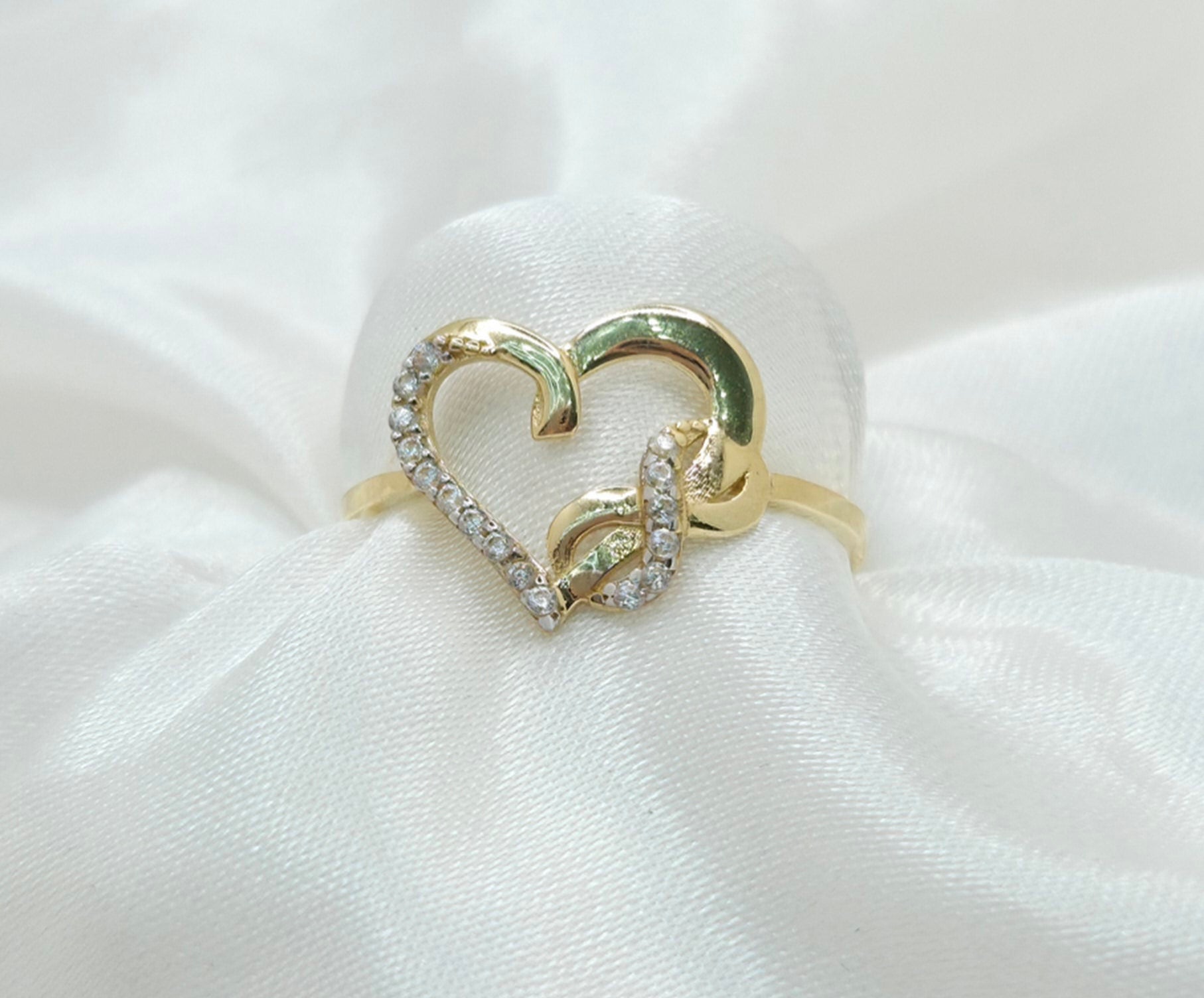 10KT DELICATE CZ SILHOUETTE HEART INFINITY RING  Size 6-7 Weight 1.1GR