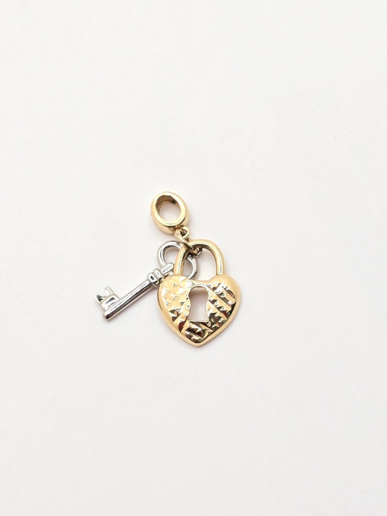14KT HEART AND KEY CHARM Weight 1.5GR
