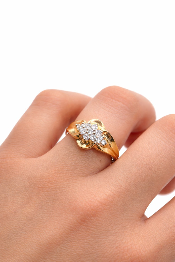 10KT ELEGANT MODERN DIAMOND WOMAN'S RING  Size 7 Weight 4.2GR