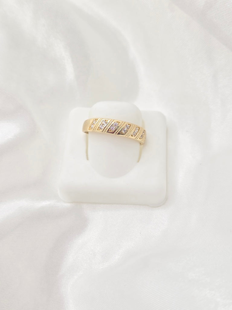 10KT MEN'S ENGAGEMENT RING WITH STONES IN DIAGONAL Size 10 Weight 2.4GR