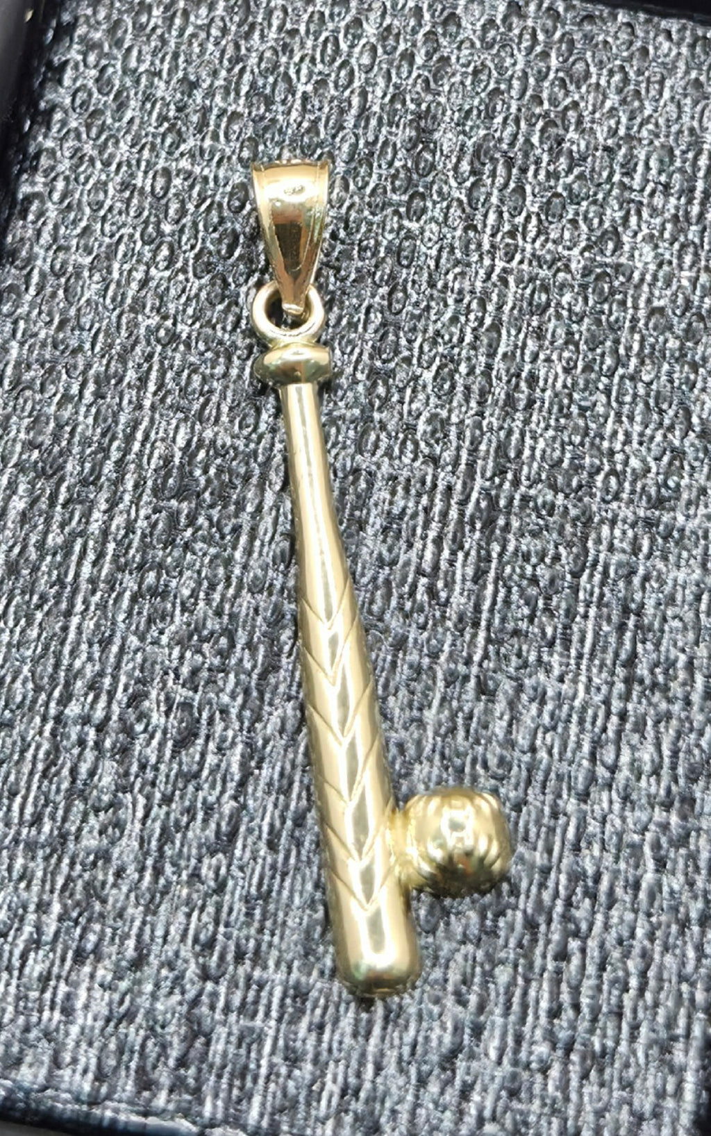 10KT BAT AND BALL PENDANT Weight 1.4GR