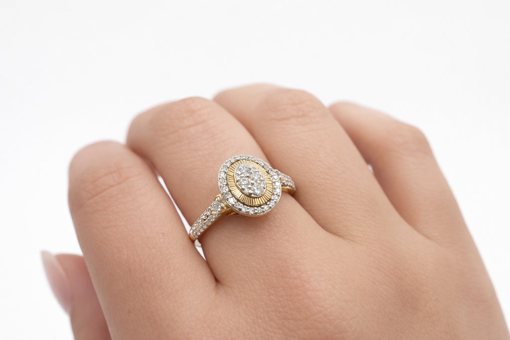 10KT  OVAL ELEGANT DIAMOND RING Size 7 0.48CT Weigth 3.3GR