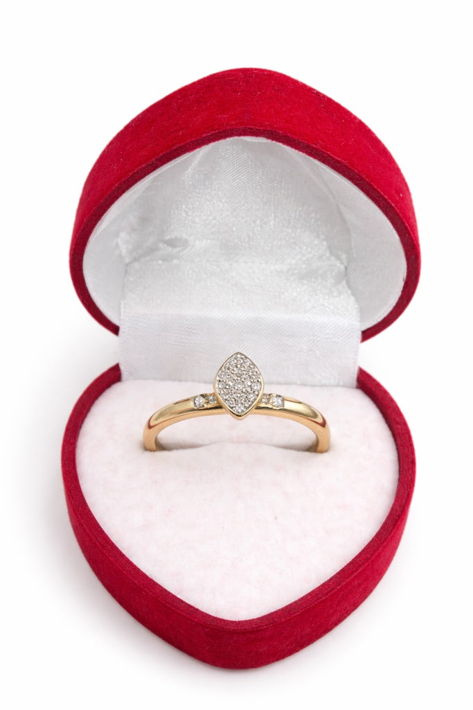 10KT   ALMOND DIAMOND PROMISE RING Size 7.5 Weigth 1.4GR
